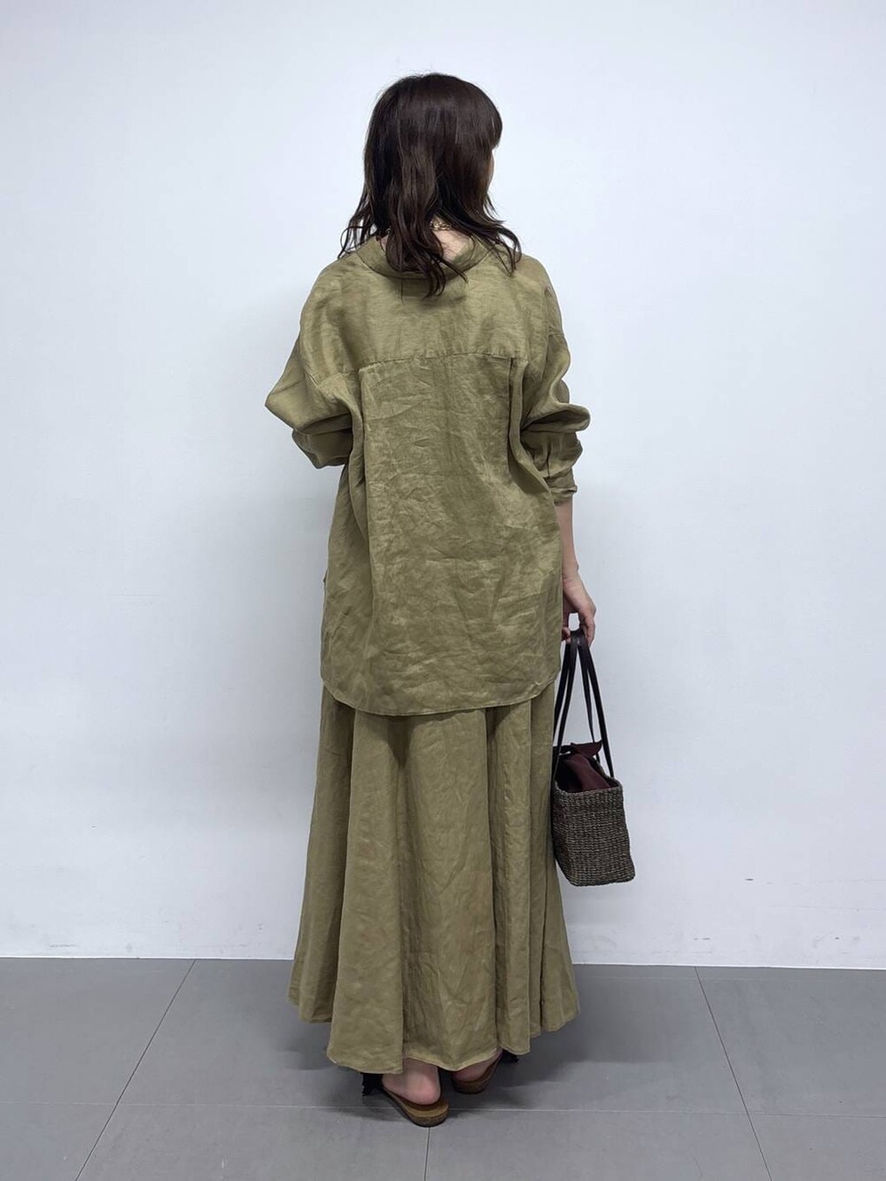 ベージュ系のシャツ/ブラウス、ベージュ系のスカート、ブラック系のサンダルを着用したレディースの春コーディネートの4枚目の写真