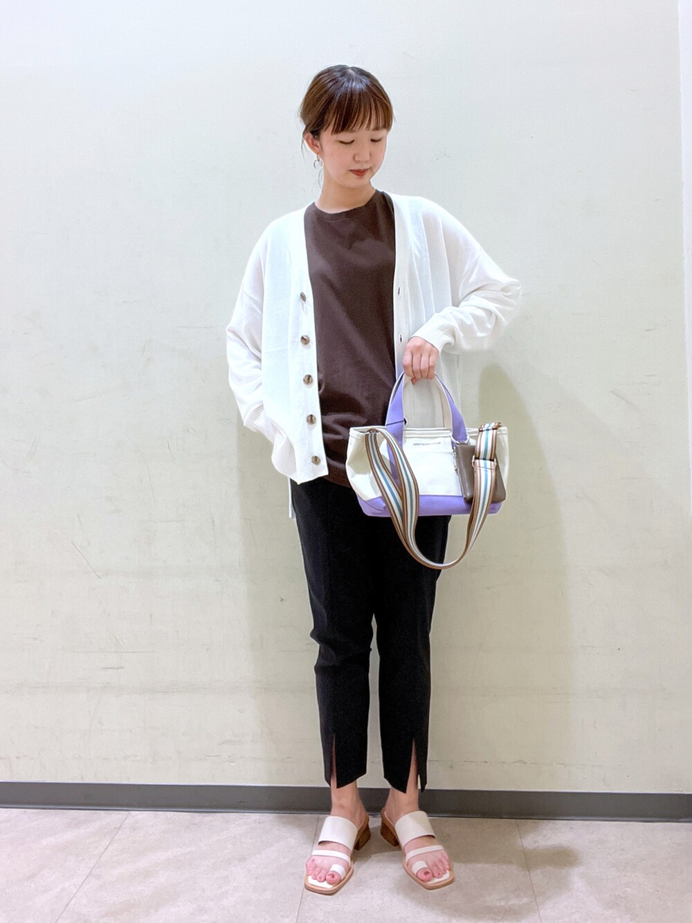 ブラウン系のTシャツ/カットソー、ホワイト系のカーディガン/ボレロ、パープル系のトートバッグを着用したレディースの夏コーディネートの2枚目の写真