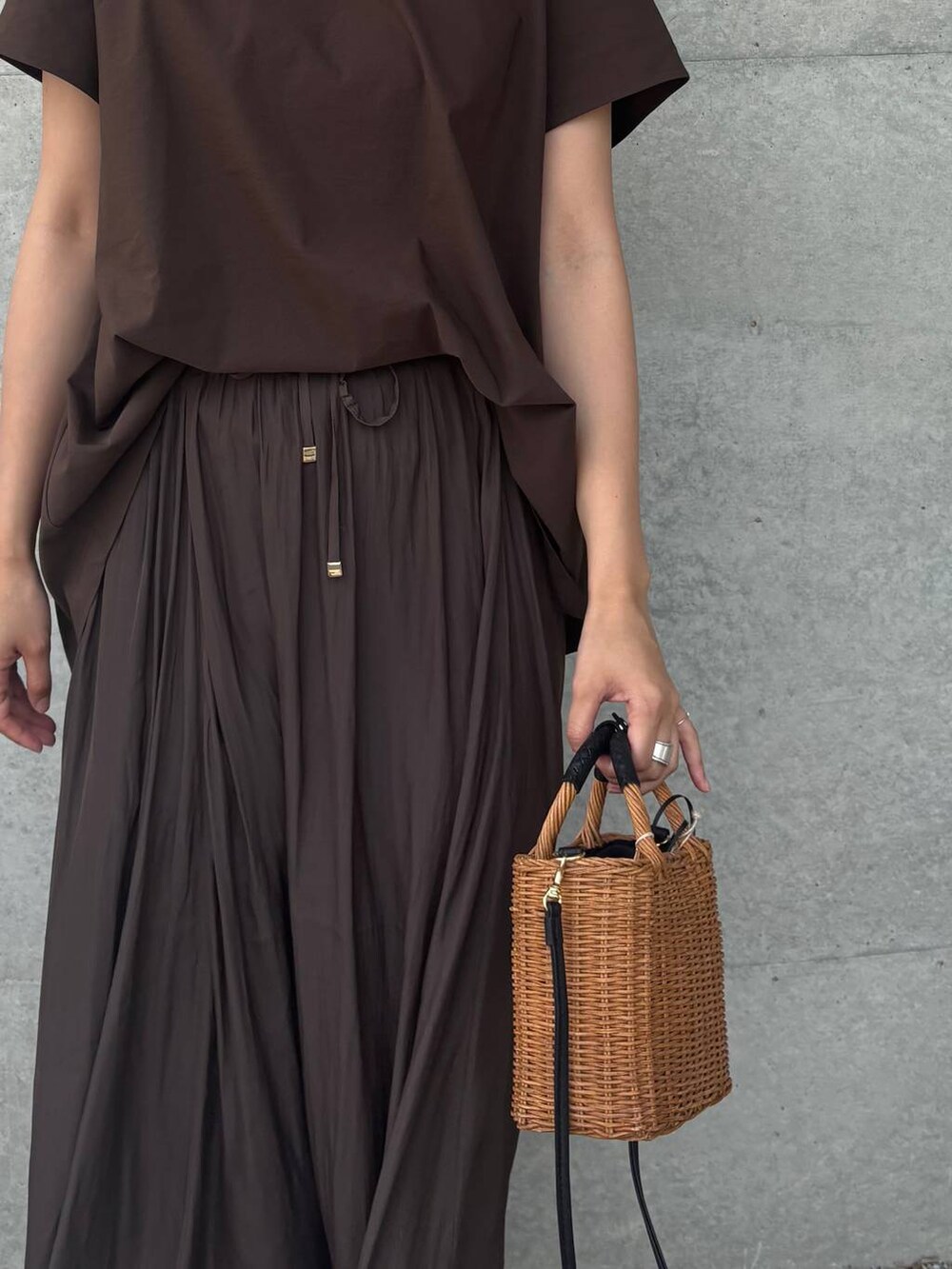 ブラック系のショルダーバッグ、ブラック系のサンダル、ブラウン系のスカートを着用したレディースの夏コーディネートの5枚目の写真