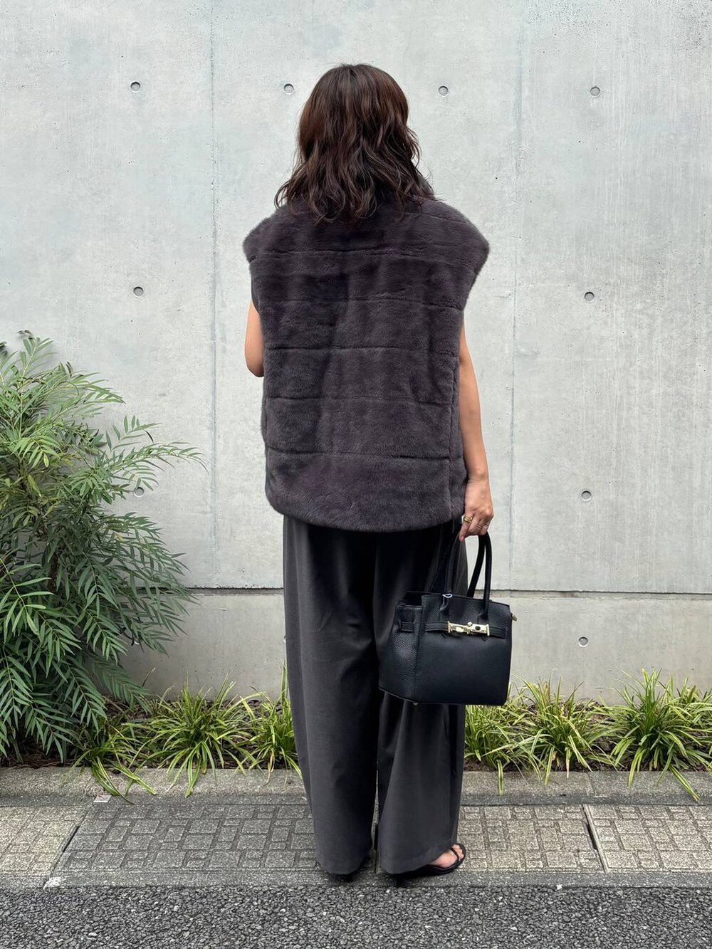 ブラック系のショルダーバッグ、グレー系のその他パンツ、グレー系のベストを着用したレディースの夏コーディネートの3枚目の写真