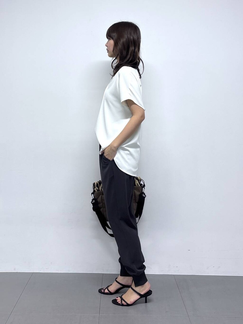 ホワイト系のシャツ/ブラウス、ブラック系のサンダル、グレー系のその他パンツを着用したレディースの春コーディネートの6枚目の写真
