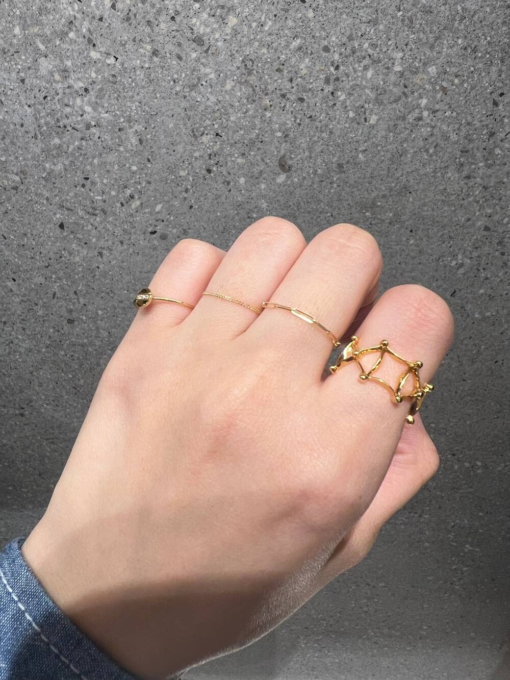 ゴールド系のリング、ゴールド系のリング、ゴールド系のリングを着用したレディースの冬コーディネートの2枚目の写真