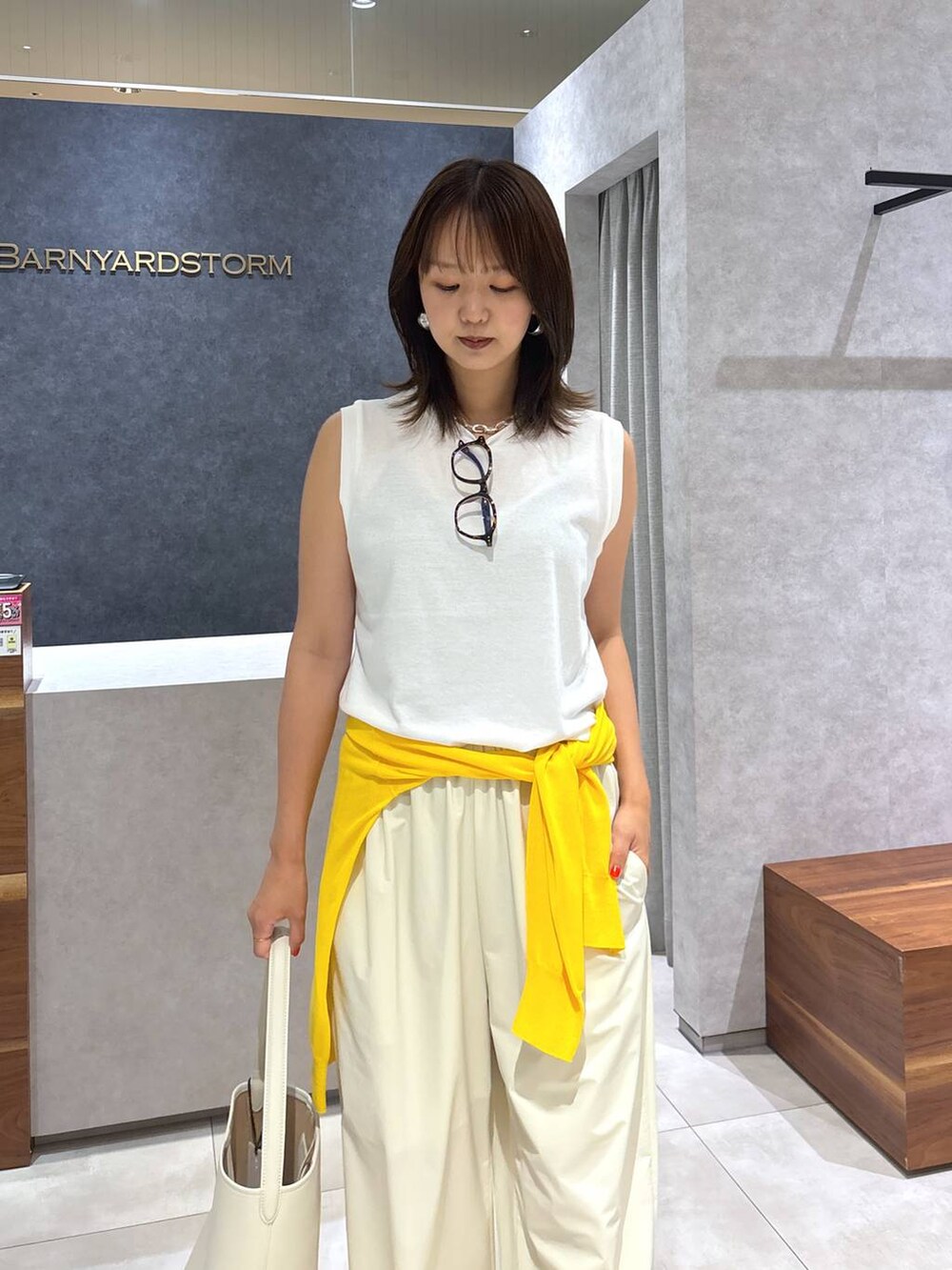 ホワイト系のスニーカー、ホワイト系のその他パンツ、イエロー系のカーディガン/ボレロを着用したレディースの夏コーディネートの2枚目の写真