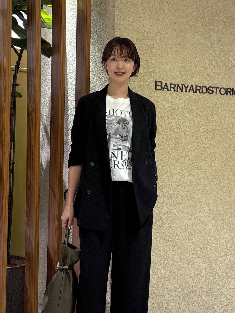 ブラック系のスラックス、ブラック系のテーラードジャケット、ホワイト系のTシャツ/カットソーを着用したレディースの冬コーディネートの3枚目の写真