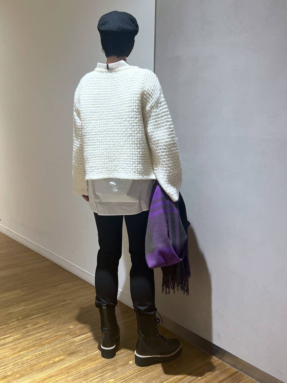 ホワイト系のシャツ/ブラウス、ホワイト系のニット/セーター、ブラック系のブーツを着用したレディースの秋コーディネートの5枚目の写真
