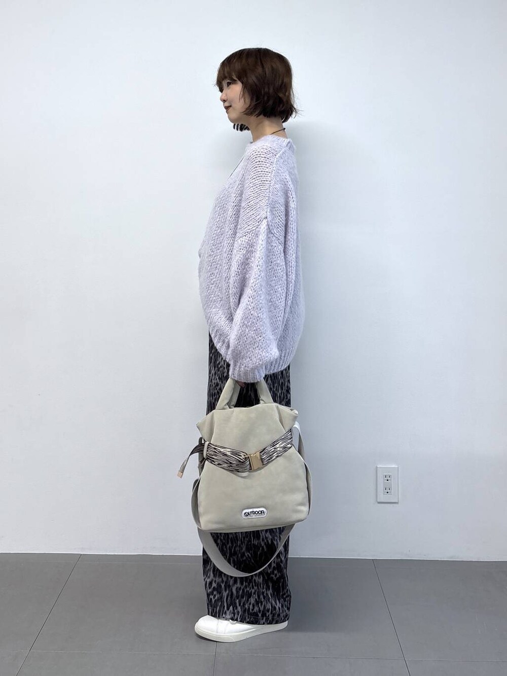 グレー系のその他パンツ、グレー系のトートバッグ、パープル系のニット/セーターを着用したレディースの秋コーディネートの2枚目の写真