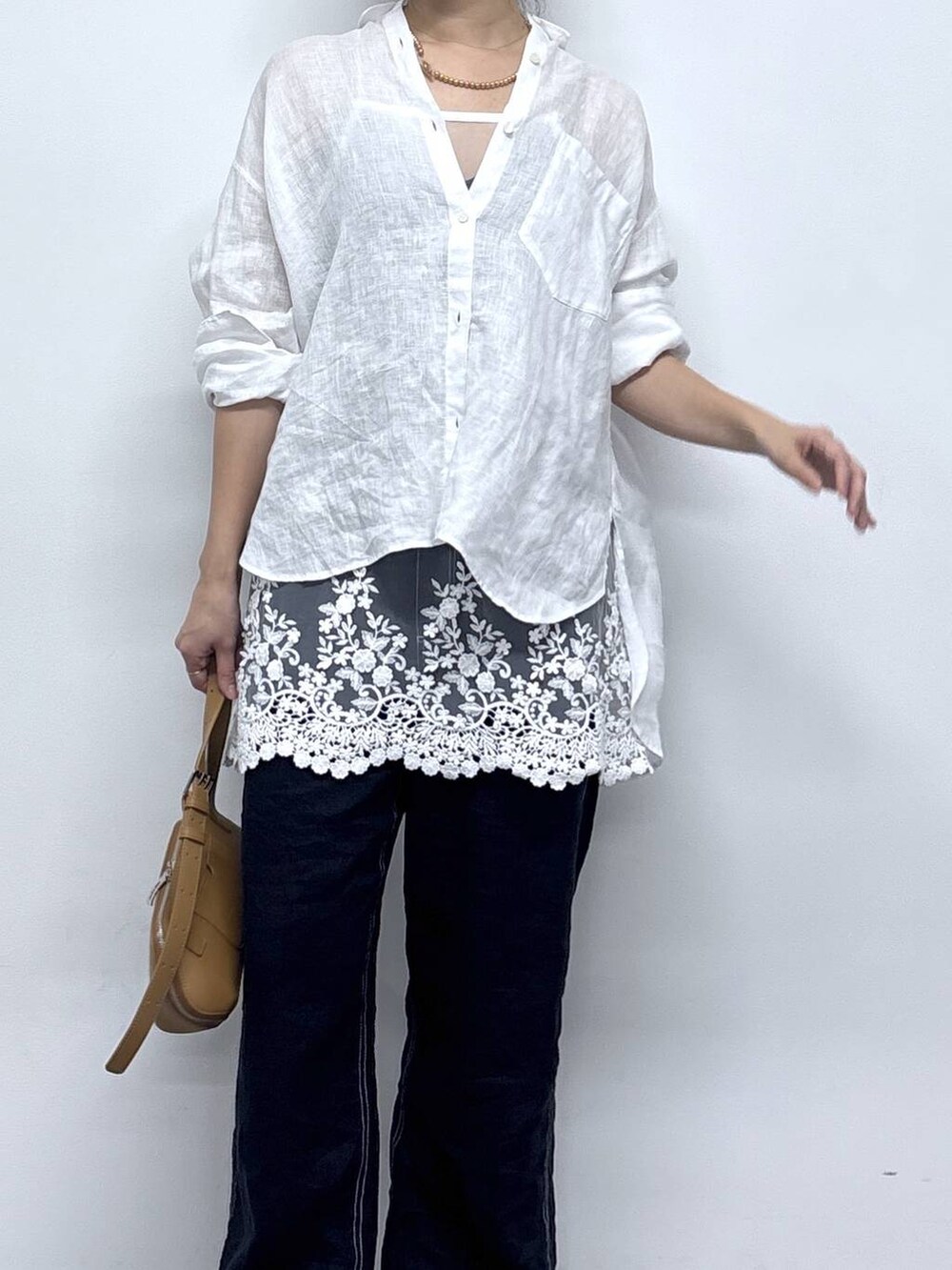 ホワイト系のシャツ/ブラウス、ブルー系のその他パンツ、ブラウン系のショルダーバッグを着用したレディースの春コーディネートの2枚目の写真