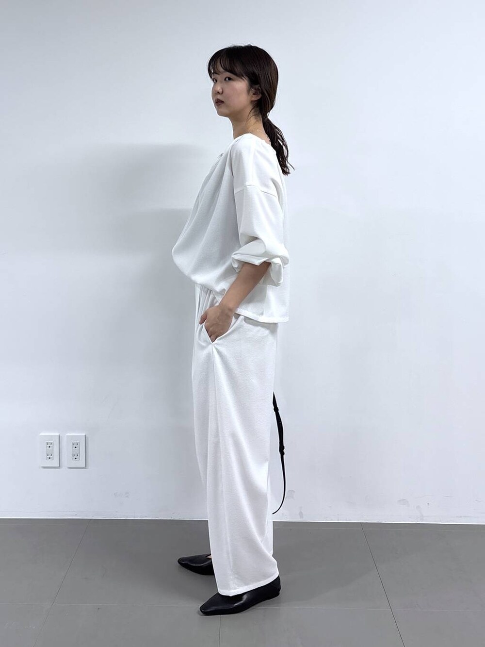ホワイト系のシャツ/ブラウス、ホワイト系のその他パンツ、ブラック系のパンプスを着用したレディースの春コーディネートの2枚目の写真