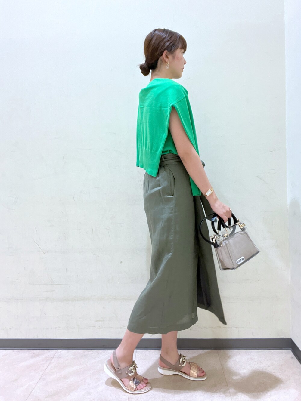 ゴールド系のサンダルを着用したレディースの夏コーディネートの3枚目の写真