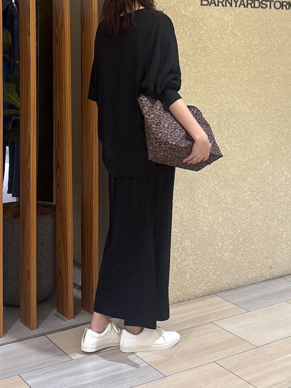 その他のトートバッグ、ブラック系のスカート、ブラック系のTシャツ/カットソーを着用したレディースの冬コーディネートの6枚目の写真