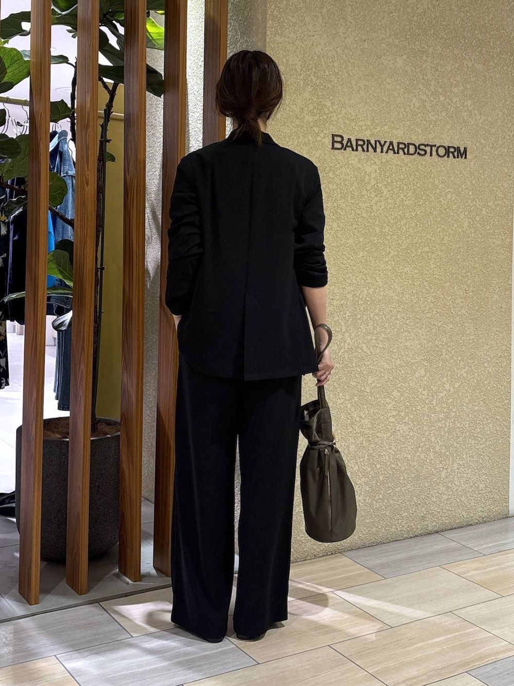 ブラック系のスラックス、ブラック系のテーラードジャケット、ホワイト系のTシャツ/カットソーを着用したレディースの冬コーディネートの5枚目の写真