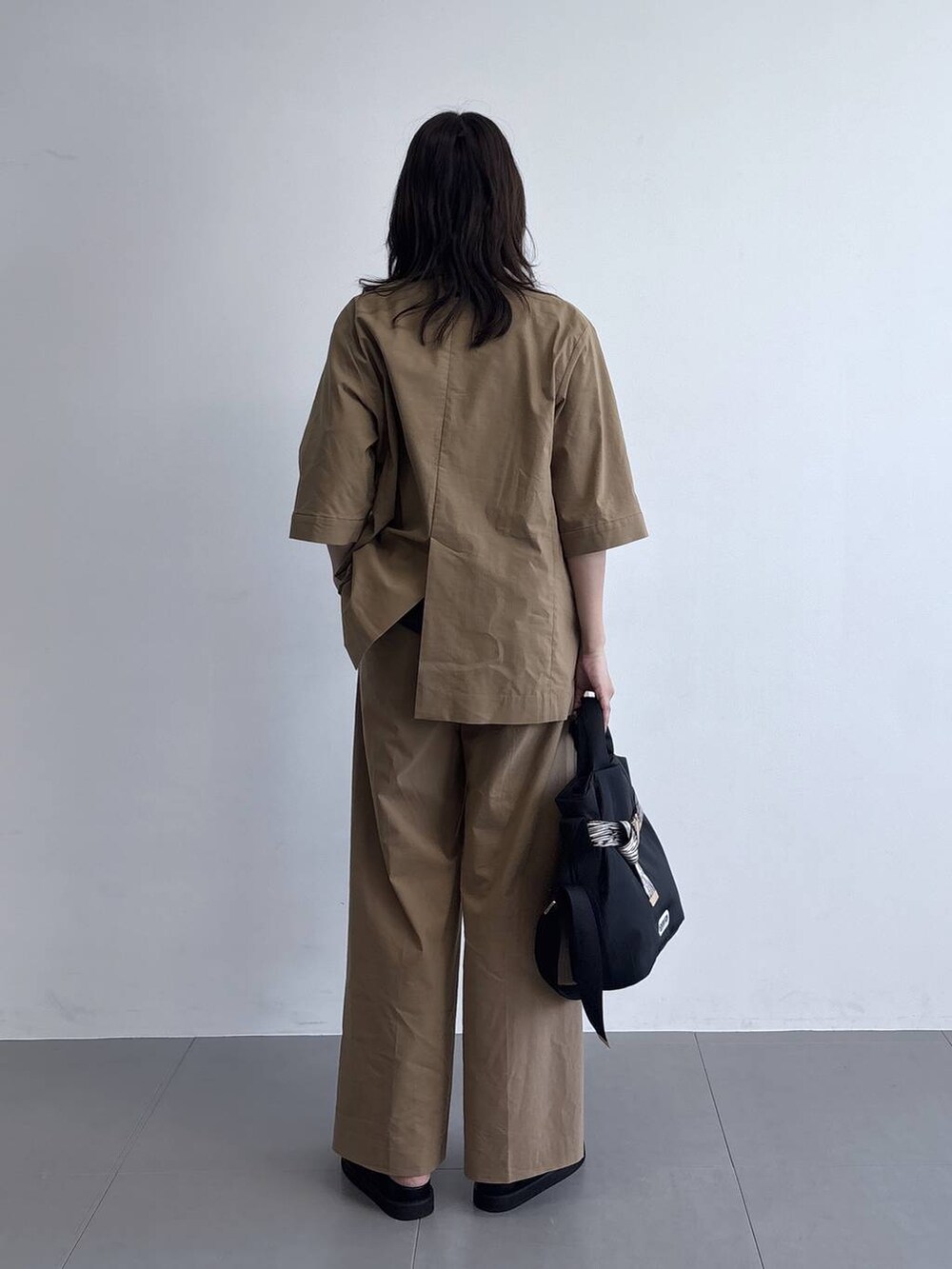 その他のショルダーバッグ、ベージュ系のその他パンツ、ベージュ系のテーラードジャケットを着用したレディースの春コーディネートの5枚目の写真