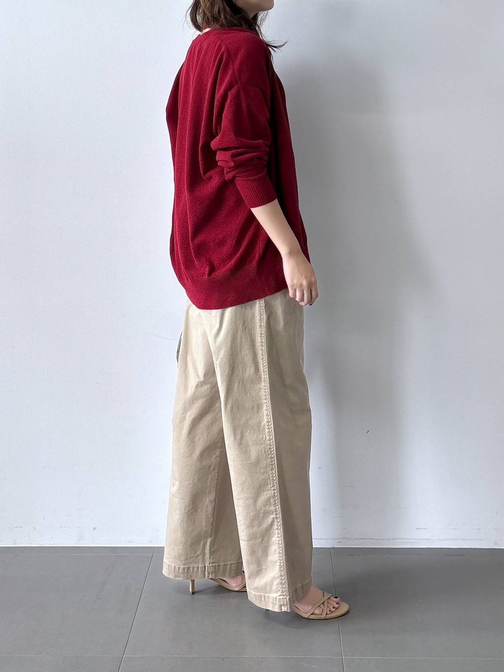レッド系のベスト、レッド系のカーディガン/ボレロ、ブラウン系のチノパンツを着用したレディースの夏コーディネートの5枚目の写真