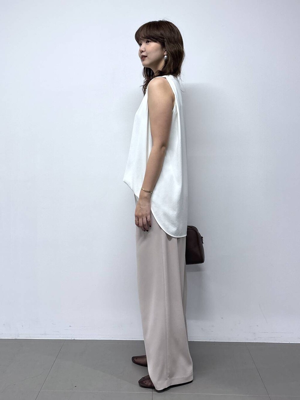 ブラウン系のボストンバッグ、ベージュ系のその他パンツ、ブラウン系のパンプスを着用したレディースの春コーディネートの3枚目の写真