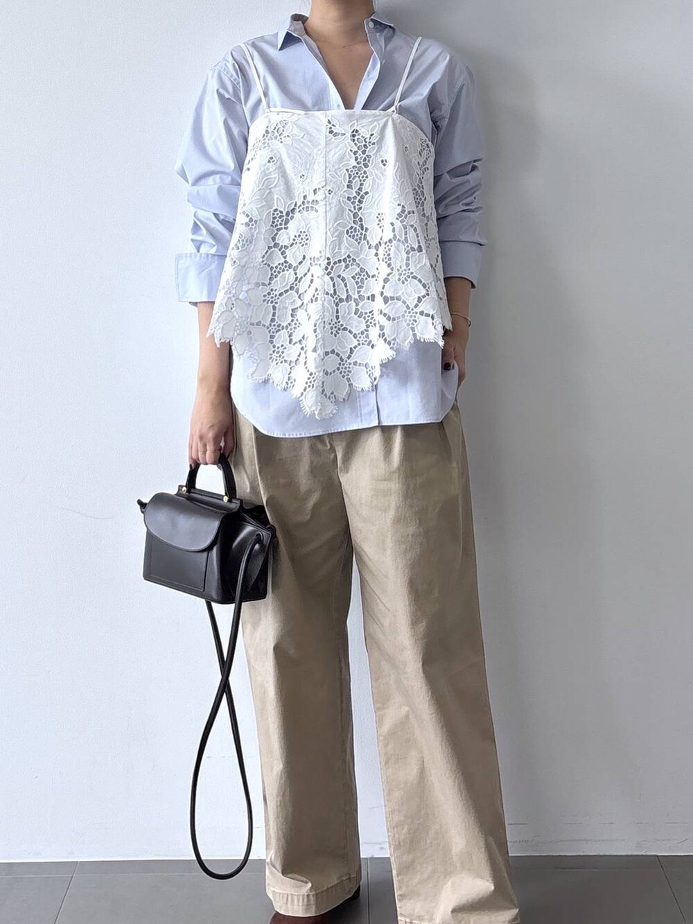 ブルー系のシャツ/ブラウス、ブラウン系のチノパンツ、ホワイト系のバンダナ/スカーフを着用したレディースの夏コーディネートの2枚目の写真