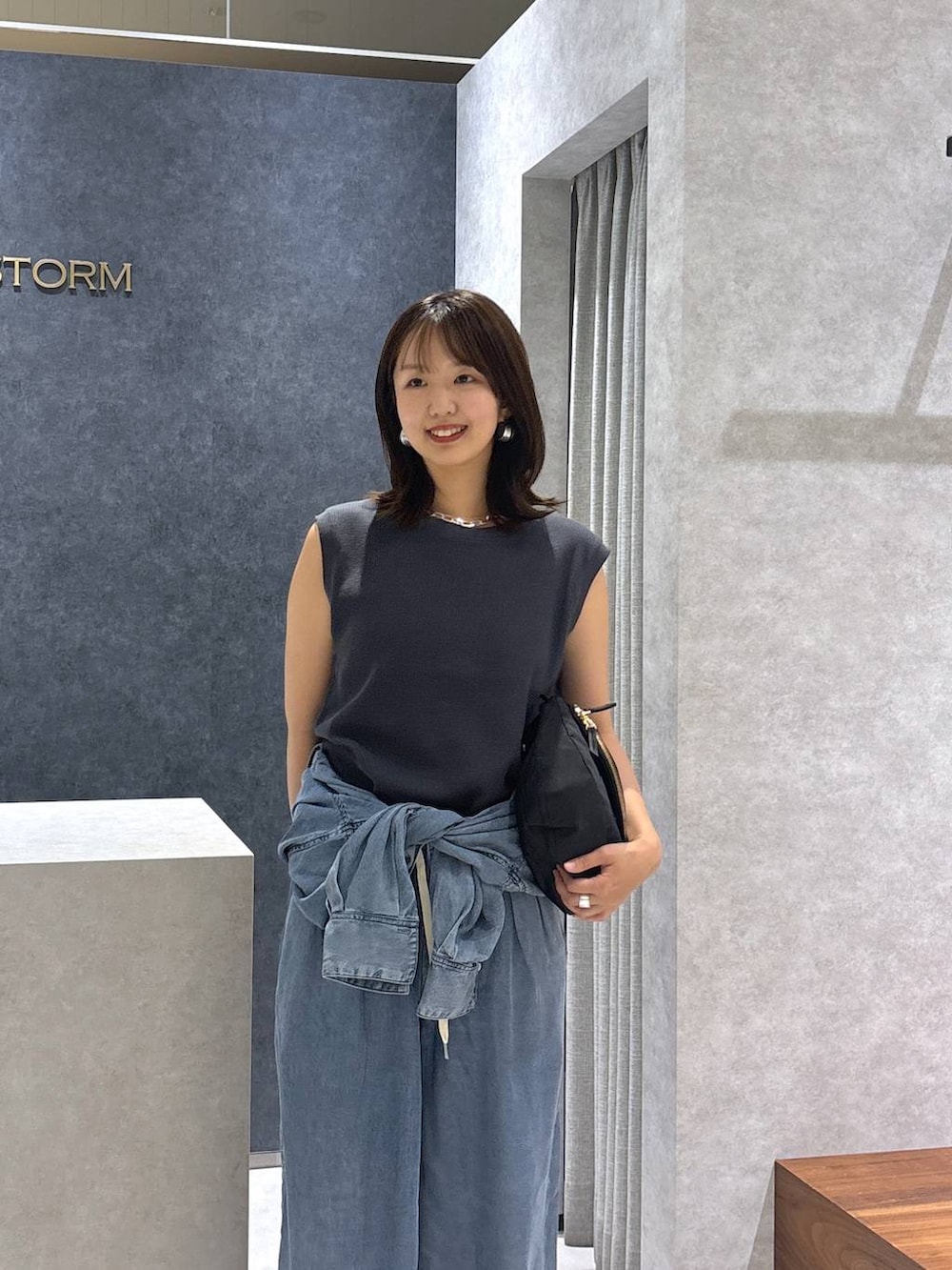 ブラック系のボディバッグ/ウエストポーチ、グレー系のTシャツ/カットソー、ブルー系のシャツ/ブラウスを着用したレディースの夏コーディネートの2枚目の写真