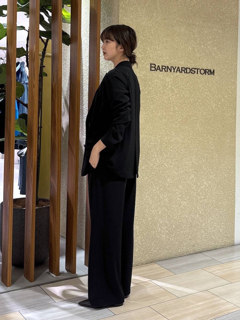 ブラック系のスラックス、ブラック系のテーラードジャケット、ホワイト系のTシャツ/カットソーを着用したレディースの冬コーディネートの2枚目の写真