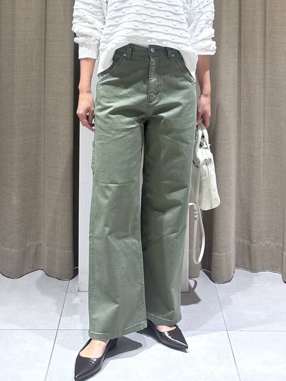 ホワイト系のニット/セーター、グリーン系のその他パンツ、ホワイト系のショルダーバッグを着用したレディースの冬コーディネートの5枚目の写真