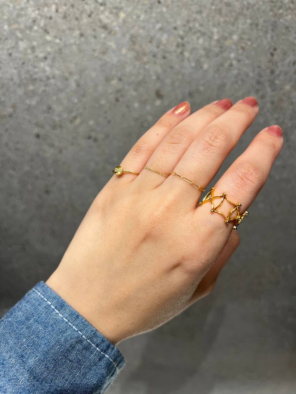 ゴールド系のリング、ゴールド系のリング、ゴールド系のリングを着用したレディースの冬コーディネートの5枚目の写真