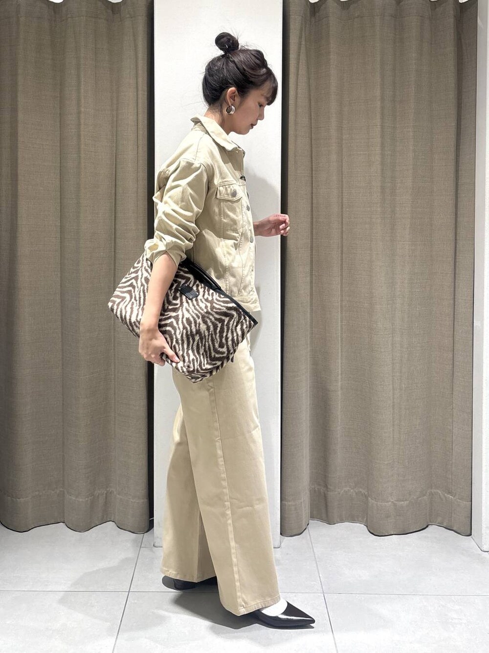 その他のトートバッグ、ベージュ系のデニムパンツ、ベージュ系のデニムジャケットを着用したレディースの冬コーディネートの2枚目の写真