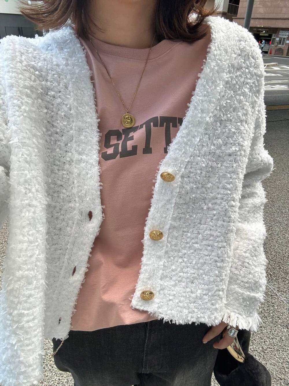 ブラック系のデニムパンツ、ブラック系のブーツ、ブラック系のトートバッグを着用したレディースの秋コーディネートの4枚目の写真