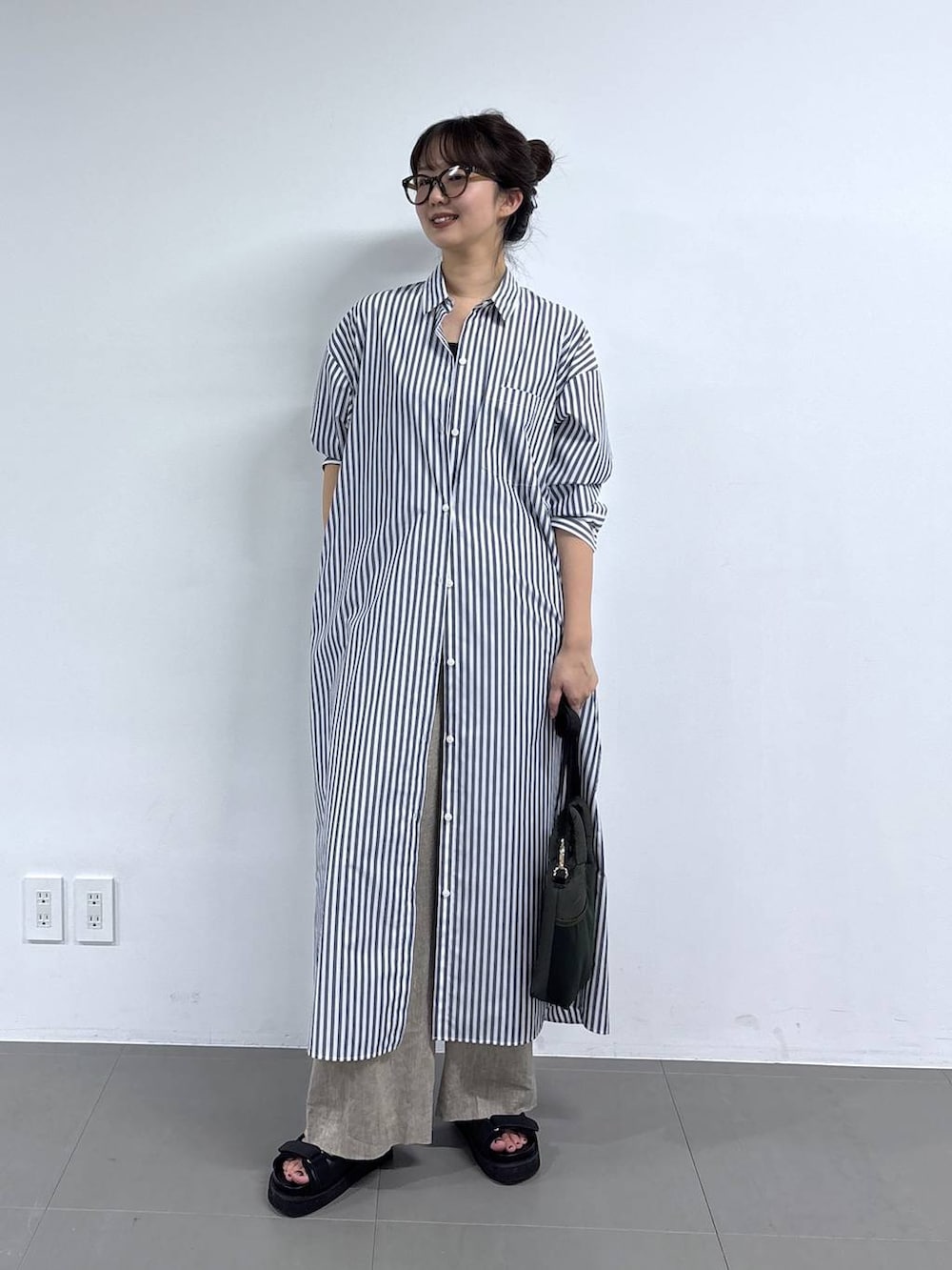 ベージュ系のその他パンツ、ブルー系のワンピース、ブラック系のサンダルを着用したレディースの春コーディネートの3枚目の写真