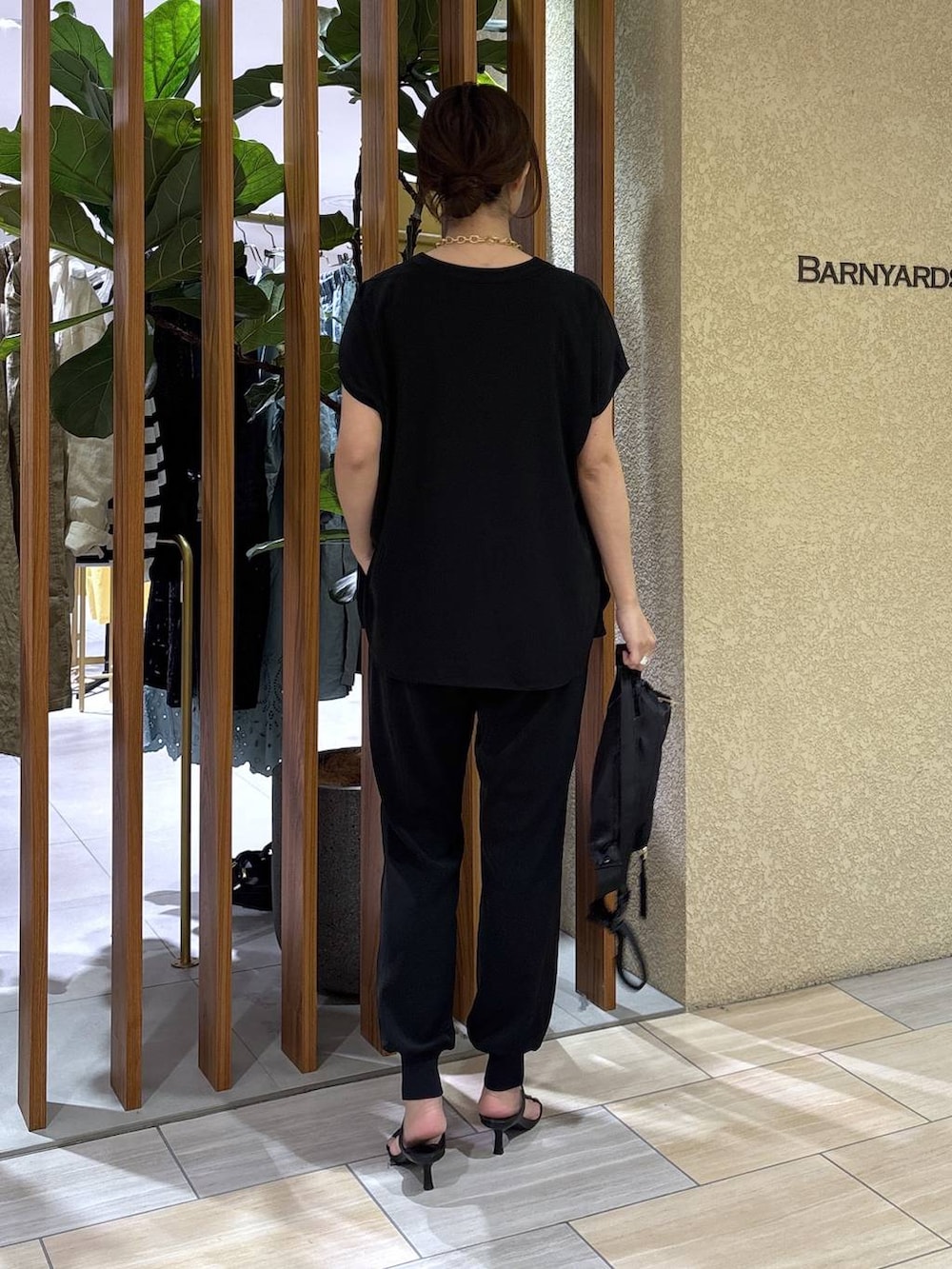 ホワイト系のシャツ/ブラウス、ブラック系のボディバッグ/ウエストポーチ、ブラック系のその他パンツを着用したレディースの春コーディネートの6枚目の写真