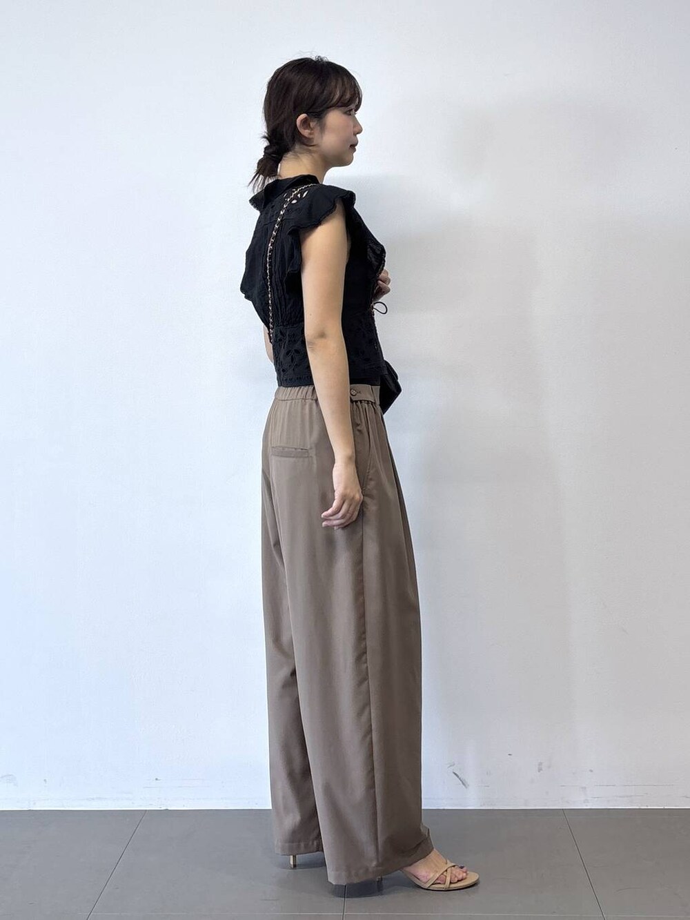 ベージュ系のその他パンツを着用したレディースの冬コーディネートの6枚目の写真