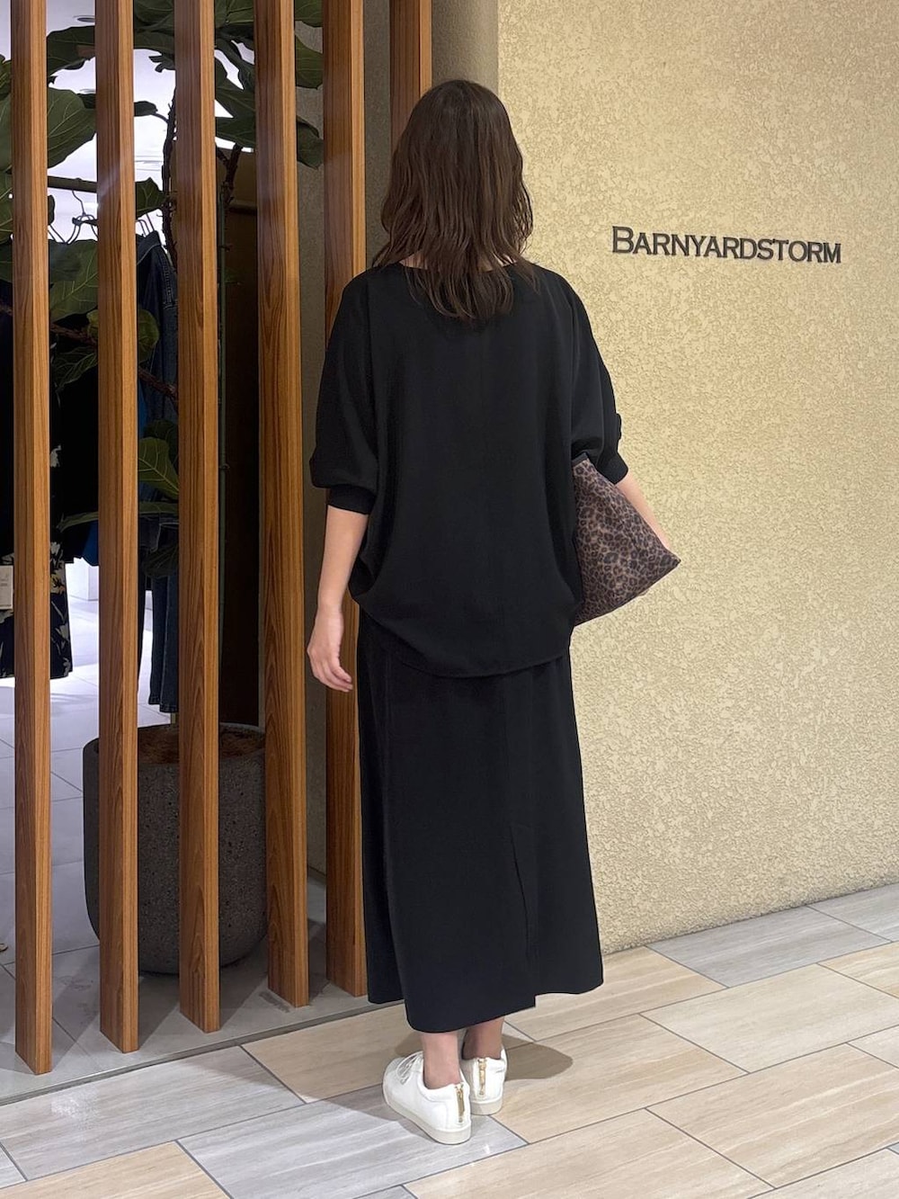 その他のトートバッグ、ブラック系のスカート、ブラック系のTシャツ/カットソーを着用したレディースの冬コーディネートの5枚目の写真