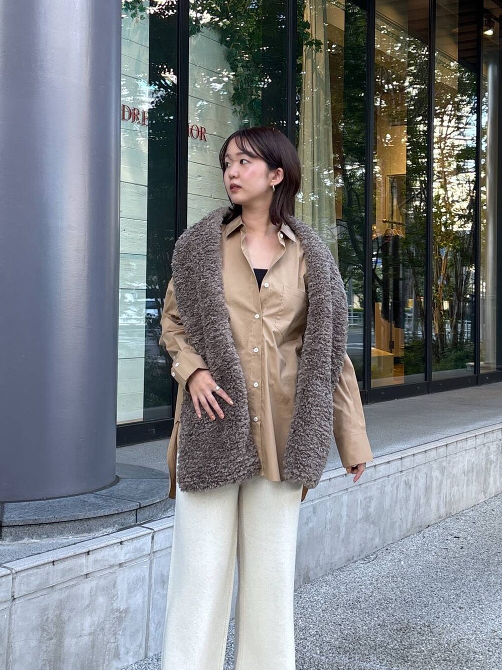 ベージュ系のシャツ/ブラウス、ブラウン系のパンプス、ホワイト系のその他パンツを着用したレディースの秋コーディネートの2枚目の写真