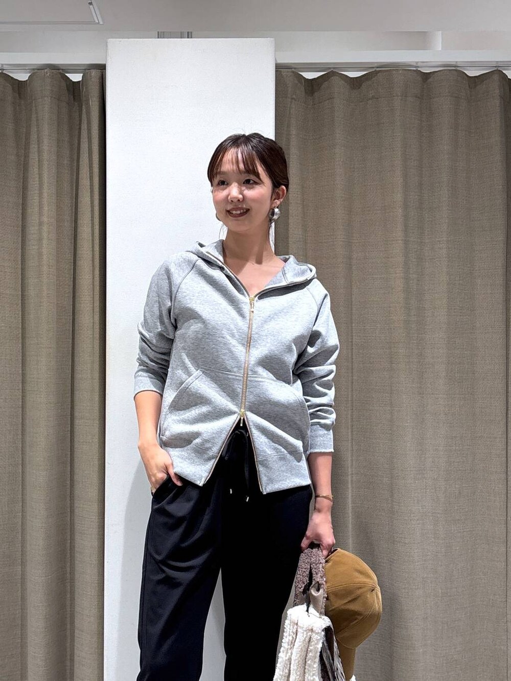 ホワイト系のトートバッグ、ブラック系のその他パンツ、ブラウン系のスニーカーを着用したレディースの秋コーディネートの2枚目の写真