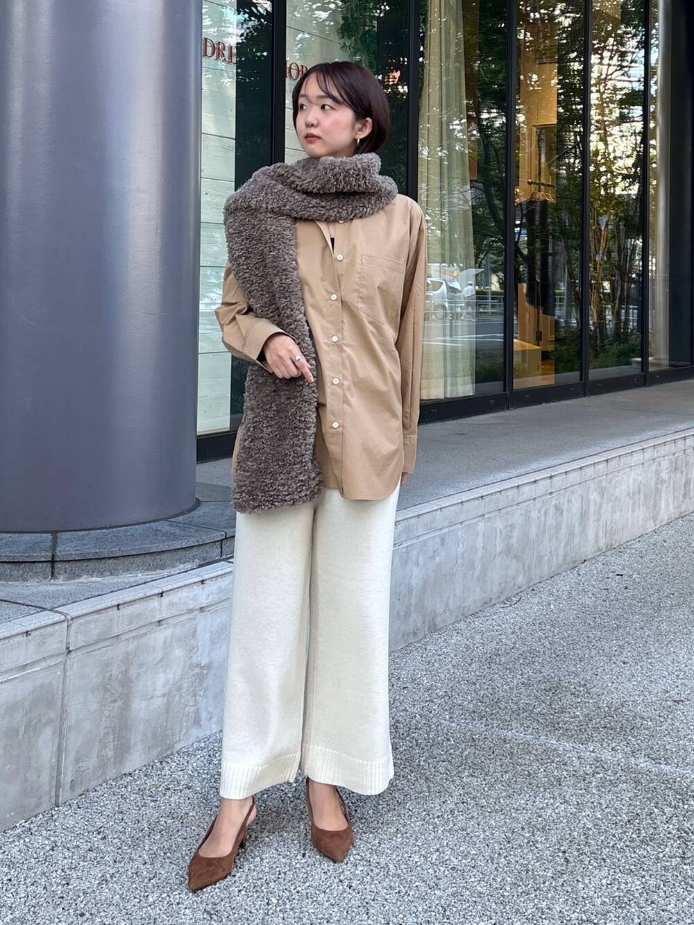 ベージュ系のシャツ/ブラウス、ブラウン系のパンプス、ホワイト系のその他パンツを着用したレディースの秋コーディネートの3枚目の写真