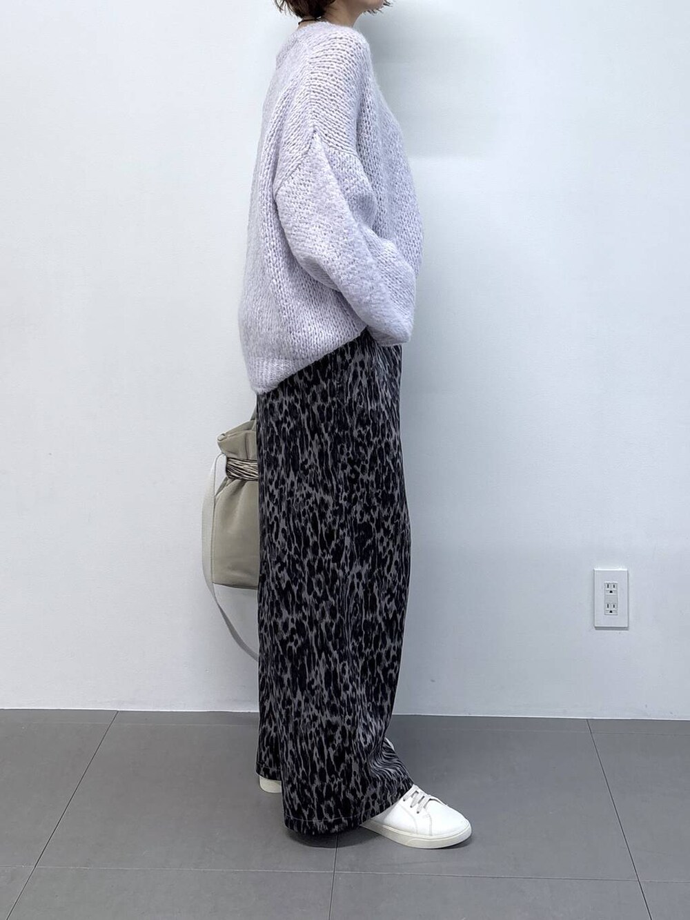 グレー系のその他パンツ、グレー系のトートバッグ、パープル系のニット/セーターを着用したレディースの秋コーディネートの4枚目の写真