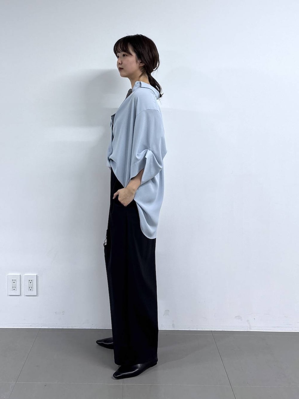 ブルー系のシャツ/ブラウス、ブラック系のその他パンツを着用したレディースの春コーディネートの3枚目の写真