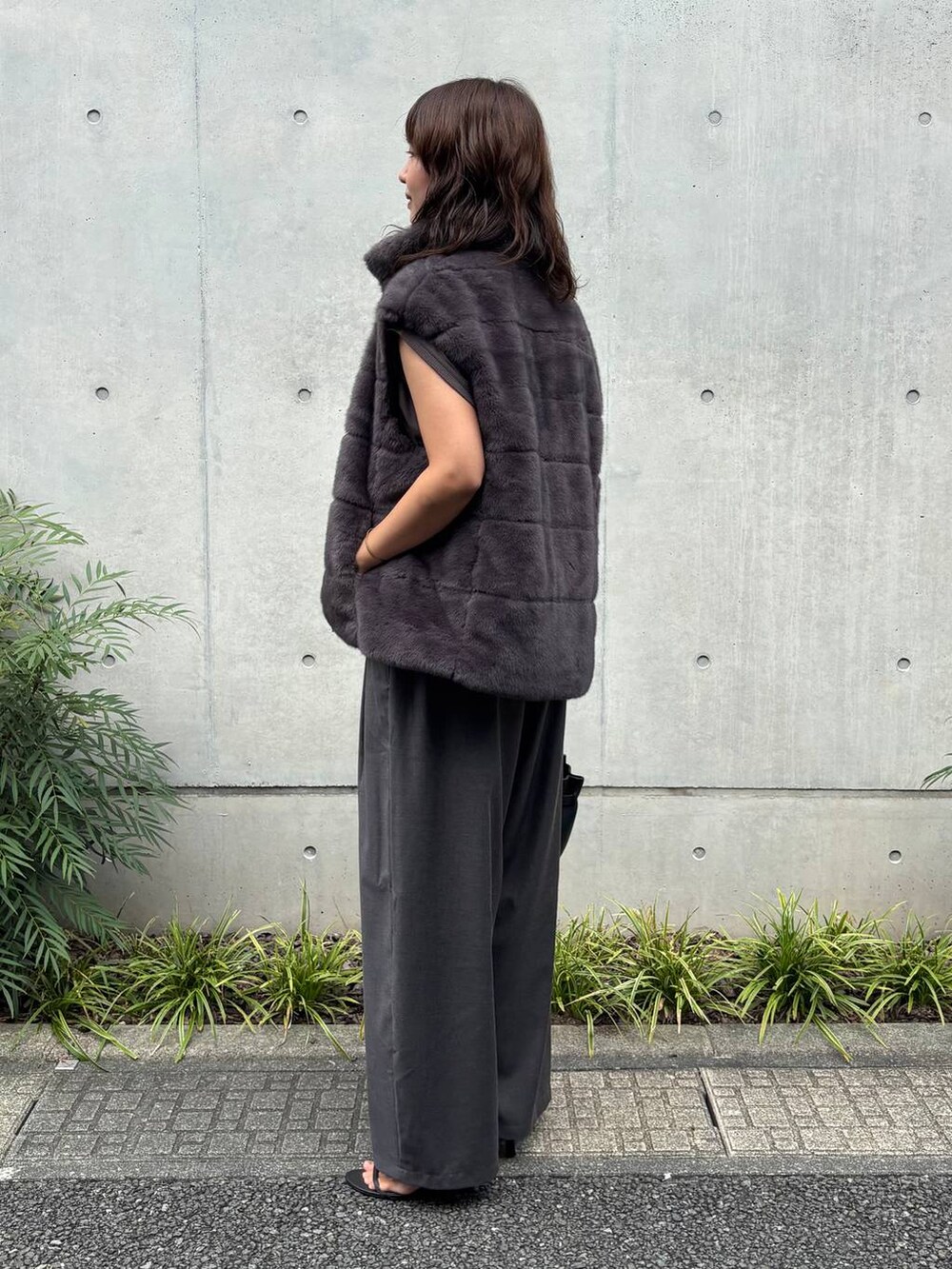 ブラック系のショルダーバッグ、グレー系のその他パンツ、グレー系のベストを着用したレディースの夏コーディネートの2枚目の写真