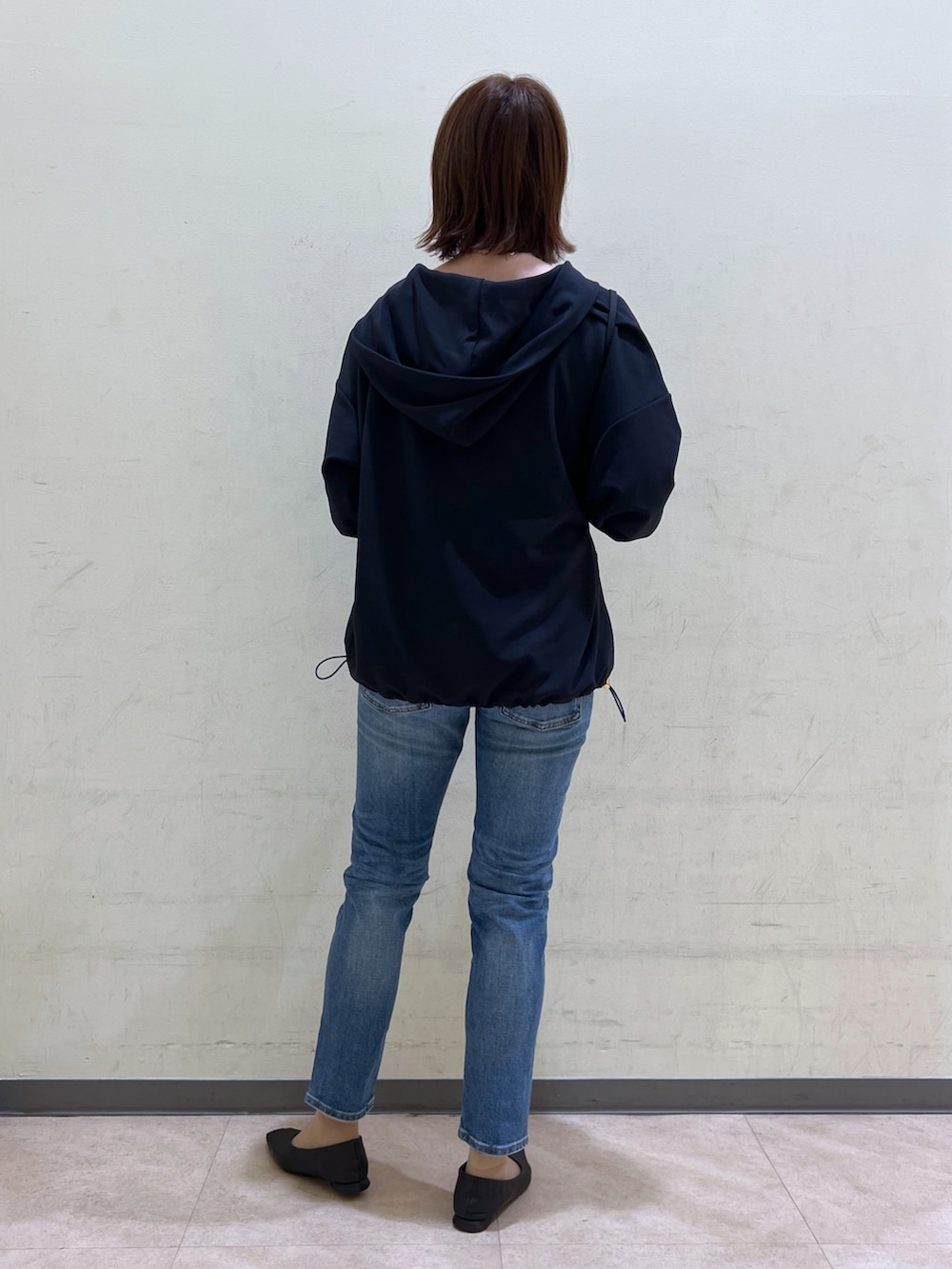 ブルー系のデニムパンツを着用したレディースの秋コーディネートの3枚目の写真