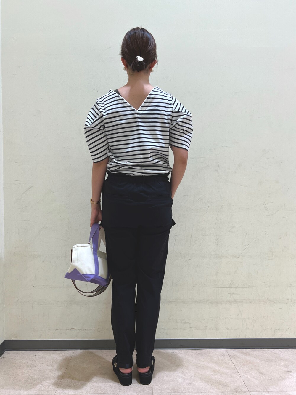 ホワイト系のTシャツ/カットソー、ブラック系のカーゴパンツ、パープル系のトートバッグを着用したレディースの夏コーディネートの2枚目の写真