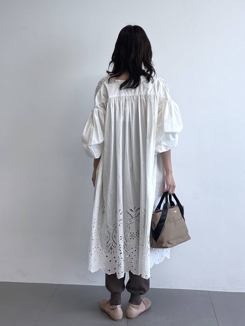 イエロー系のトートバッグ、ベージュ系のスリッポン、グリーン系のその他パンツを着用したレディースの春コーディネートの3枚目の写真