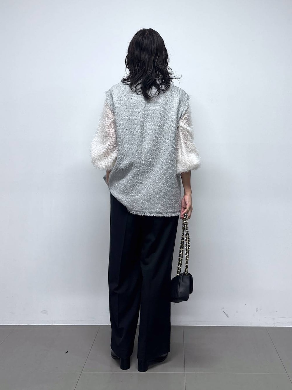 ホワイト系のシャツ/ブラウス、グレー系のその他アウター、ブラック系のショルダーバッグを着用したレディースの冬コーディネートの5枚目の写真