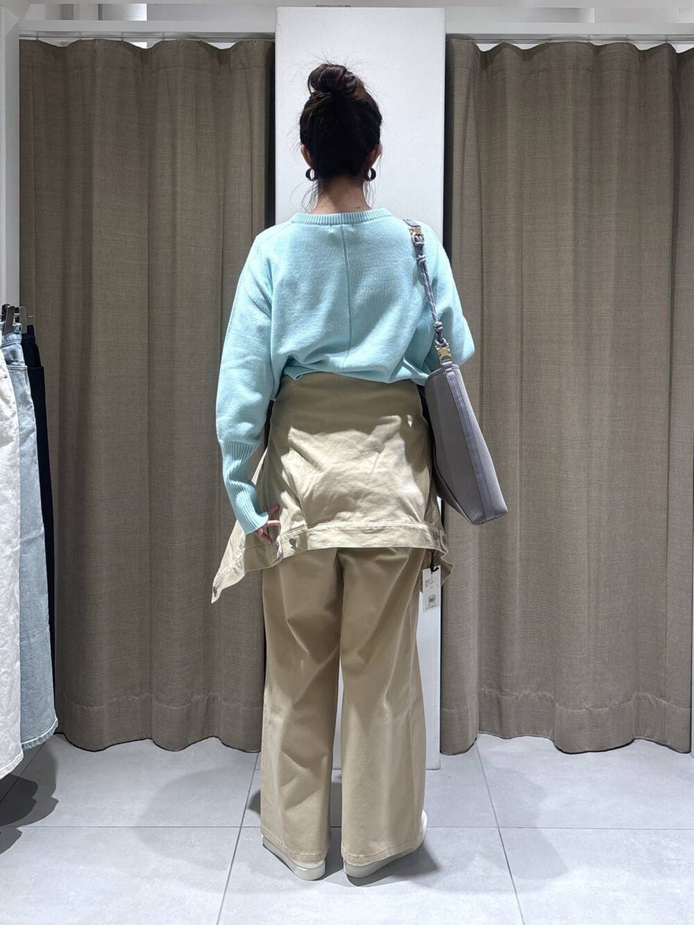 ブルー系のニット/セーター、ベージュ系のデニムパンツ、ベージュ系のデニムジャケットを着用したレディースの冬コーディネートの6枚目の写真