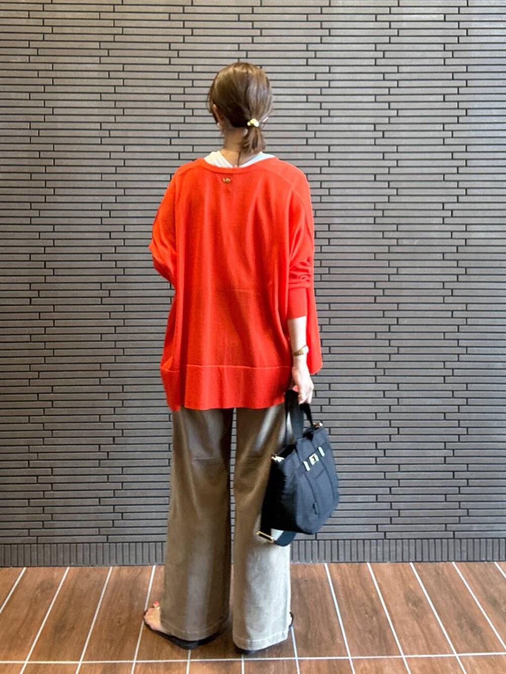 ホワイト系のTシャツ/カットソー、オレンジ系のカーディガン/ボレロ、ブラック系のトートバッグを着用したレディースの夏コーディネートの4枚目の写真