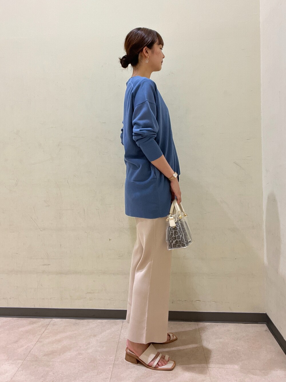 ブルー系のカーディガン/ボレロ、ブラウン系のトップス、その他のバッグを着用したレディースの夏コーディネートの2枚目の写真