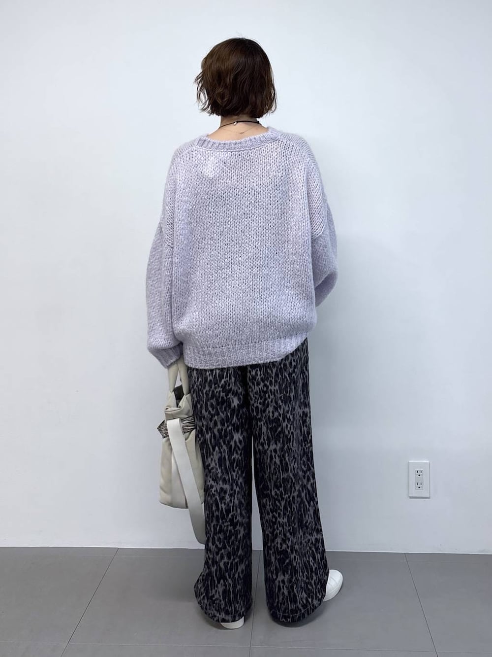 グレー系のその他パンツ、グレー系のトートバッグ、パープル系のニット/セーターを着用したレディースの秋コーディネートの3枚目の写真