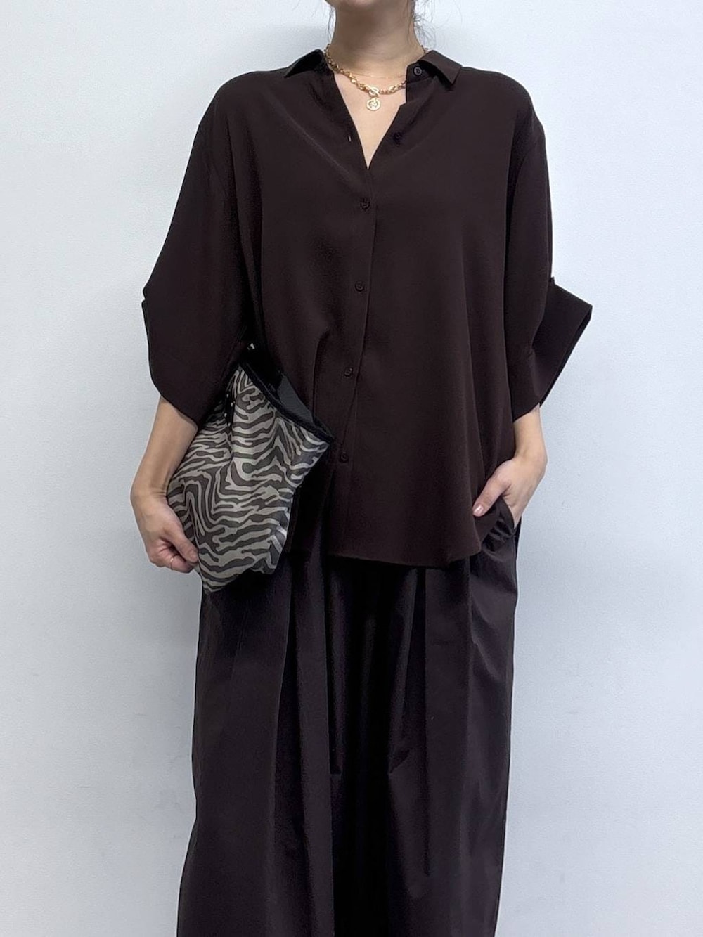 ブラウン系のその他パンツ、グレー系のトートバッグ、ブラウン系のサンダルを着用したレディースの春コーディネートの2枚目の写真