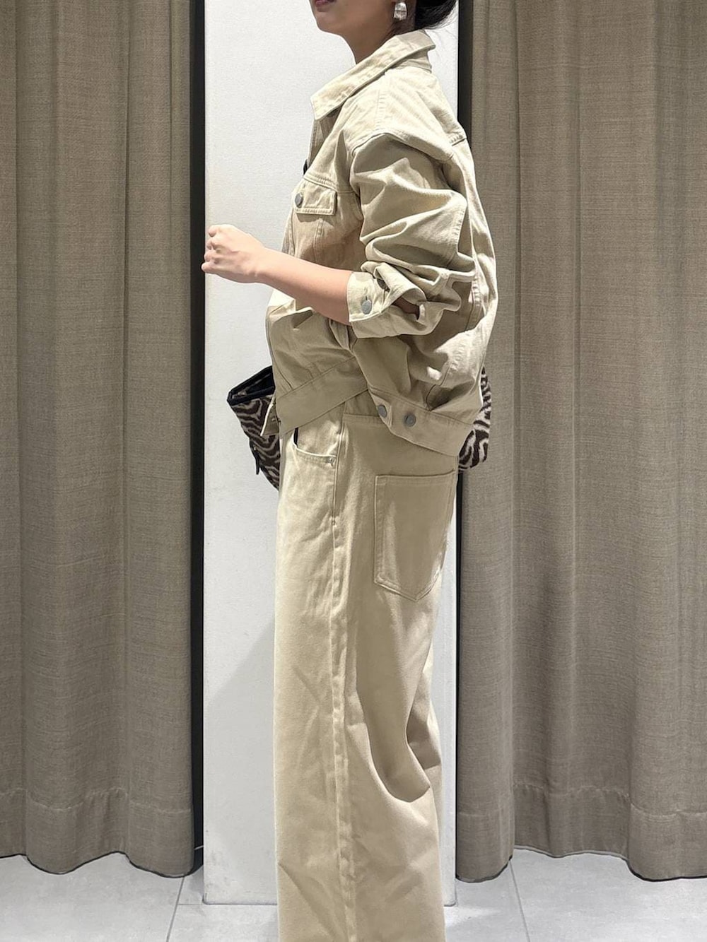 その他のトートバッグ、ベージュ系のデニムパンツ、ベージュ系のデニムジャケットを着用したレディースの冬コーディネートの5枚目の写真