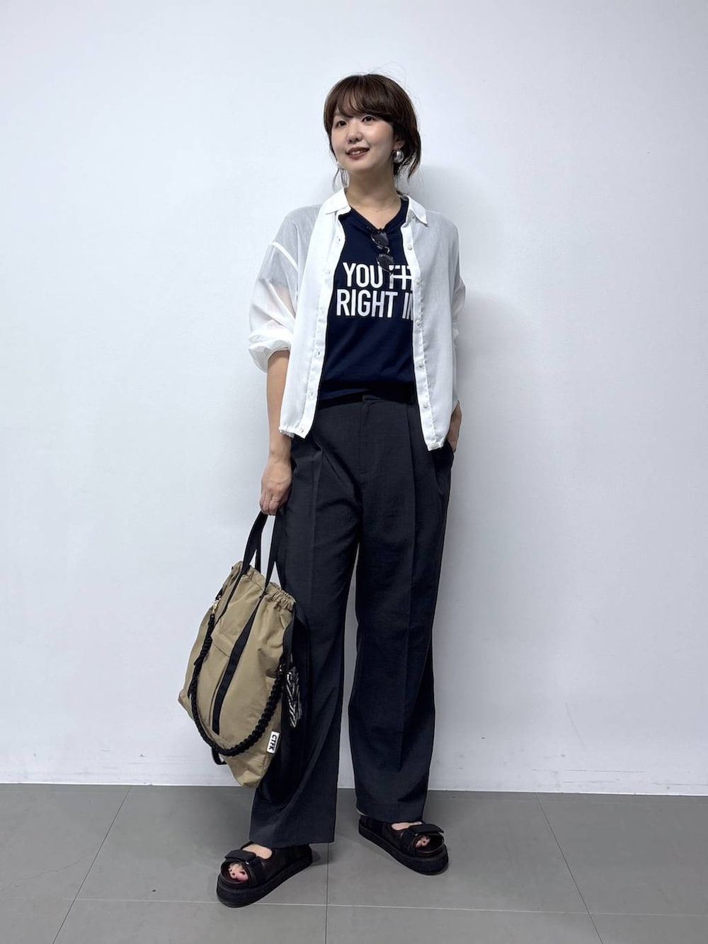 ホワイト系のシャツ/ブラウス、ブルー系のTシャツ/カットソー、グレー系のその他パンツを着用したレディースの夏コーディネートの2枚目の写真