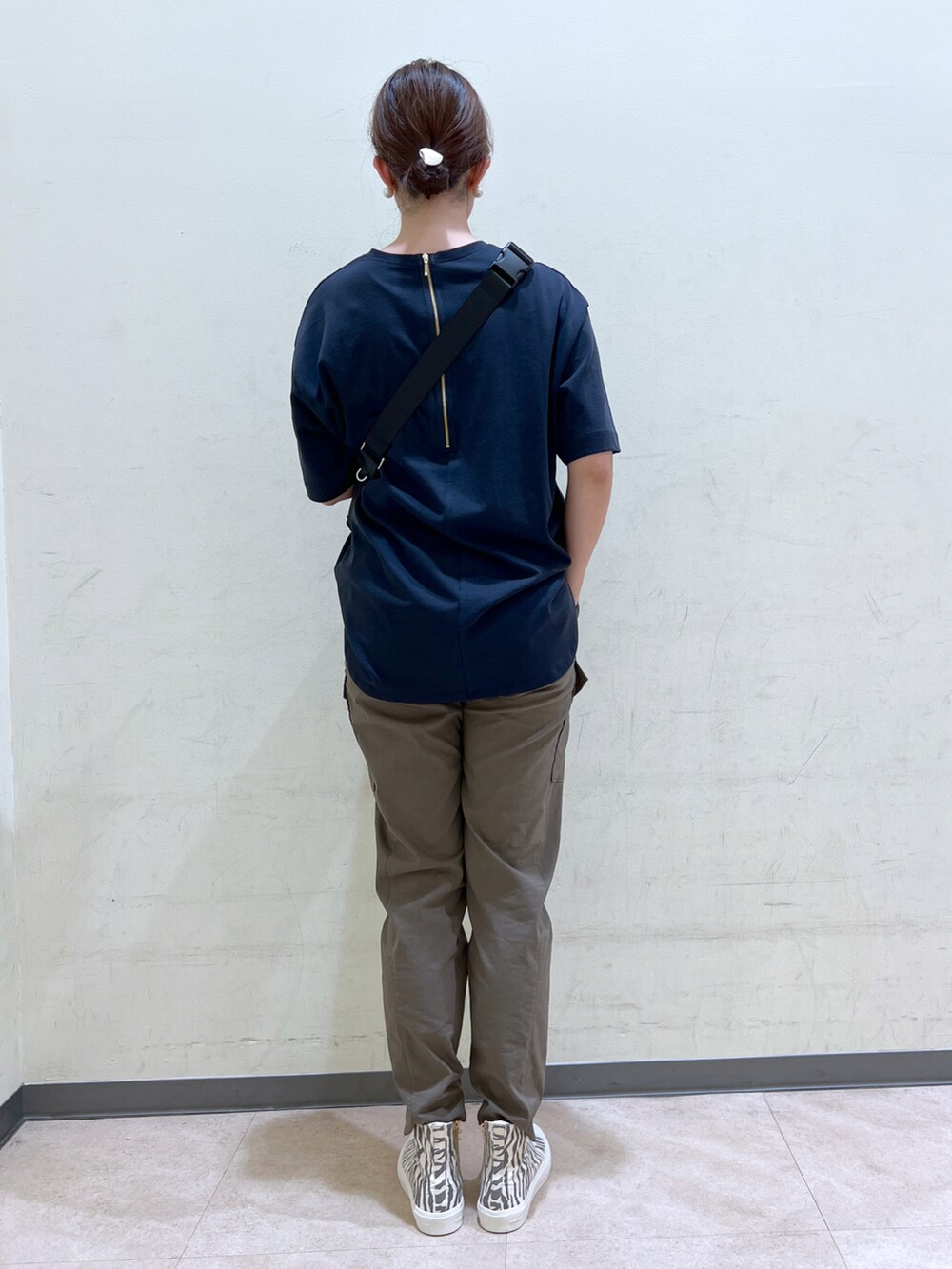 ブルー系のTシャツ/カットソー、ブラック系のボディバッグ/ウエストポーチ、グリーン系のカーゴパンツを着用したレディースの夏コーディネートの3枚目の写真