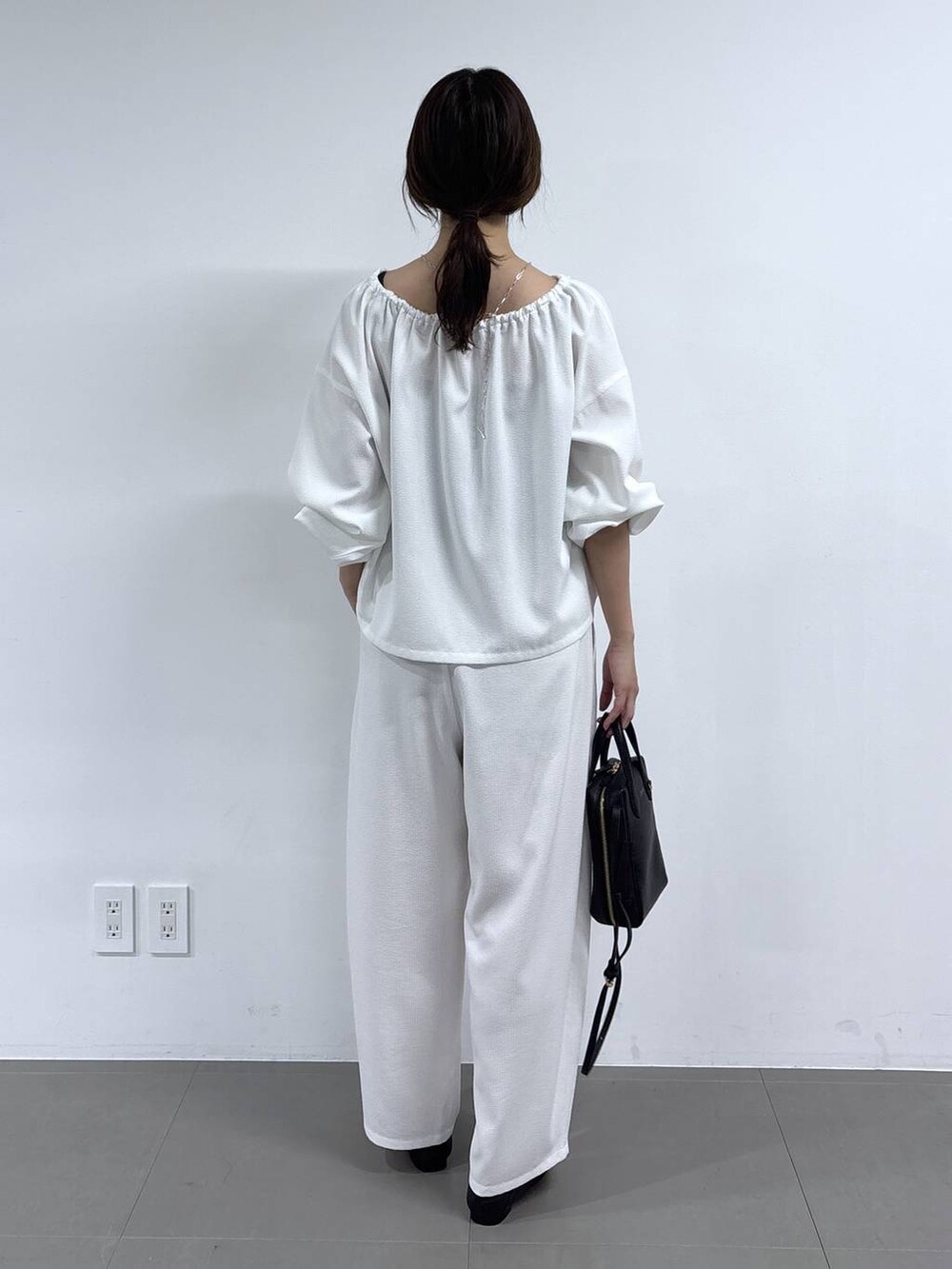 ホワイト系のシャツ/ブラウス、ホワイト系のその他パンツ、ブラック系のパンプスを着用したレディースの春コーディネートの5枚目の写真