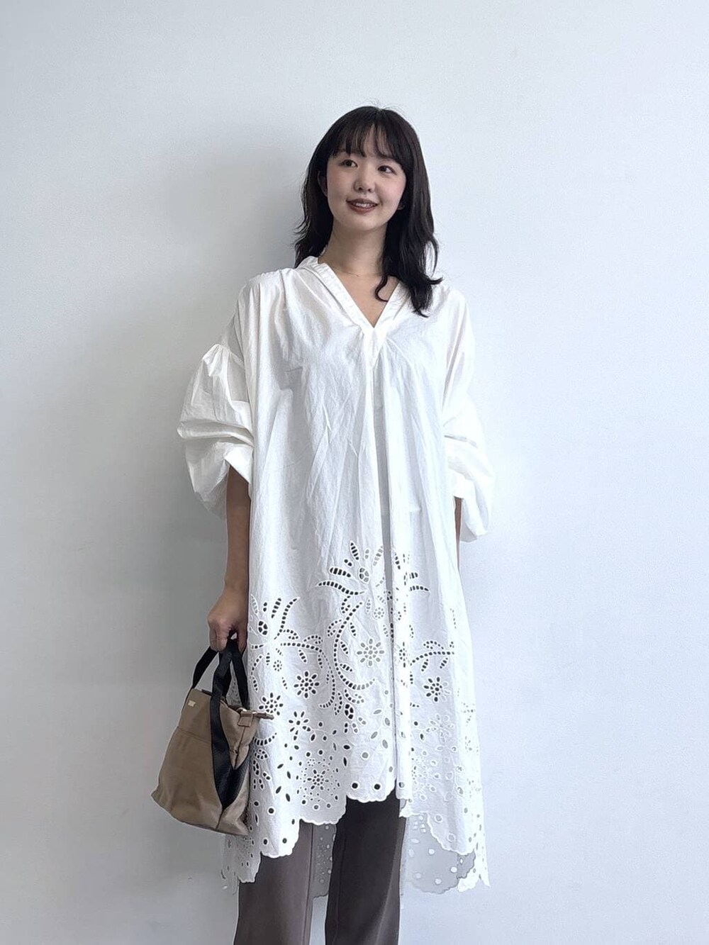 イエロー系のトートバッグ、ベージュ系のスリッポン、グリーン系のその他パンツを着用したレディースの春コーディネートの4枚目の写真