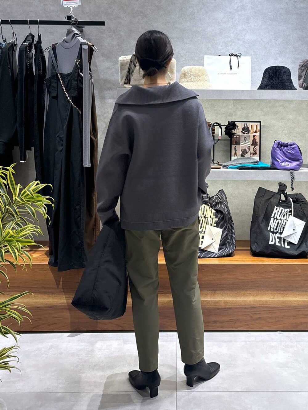 グリーン系のカーゴパンツ、ブラック系のトートバッグ、グレー系のニット/セーターを着用したレディースの冬コーディネートの5枚目の写真